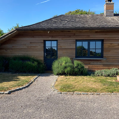 Entrée indépendante de La Grande Baie avec façade en bois