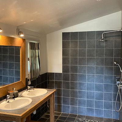 Salle de bain privative avec douche à l’italienne et double vasque