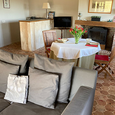 Salon avec cheminée et espace petit-déjeuner